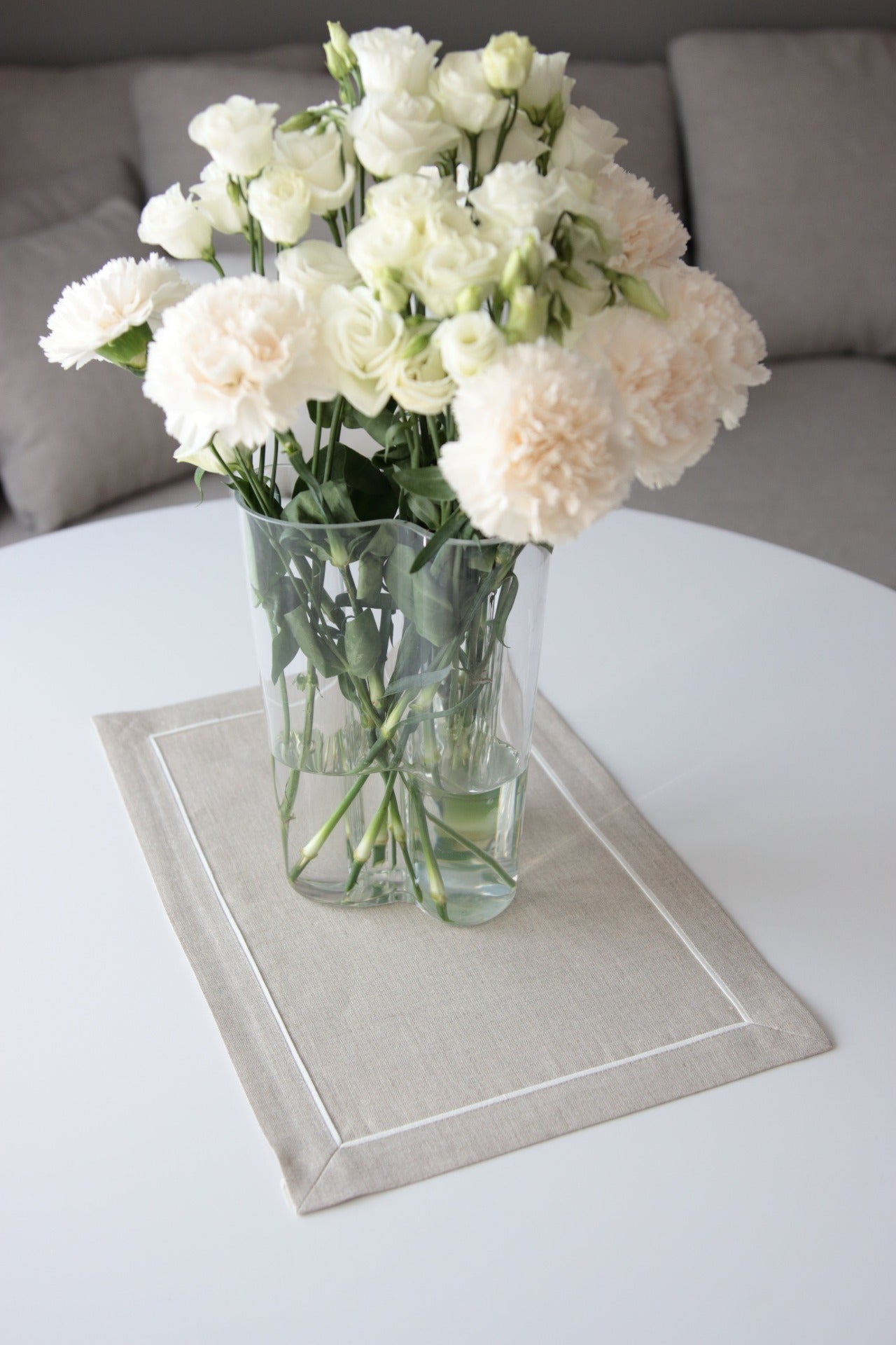 RAMME bordbrikke i naturlig linfarge med en tynn hvit ramme